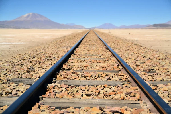 Endlose Bahngleise in der Wüste — Stockfoto