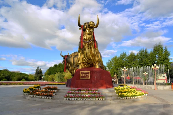 Estatua de yak tibetano dorado en Lhasa, Tíbet — Foto de Stock