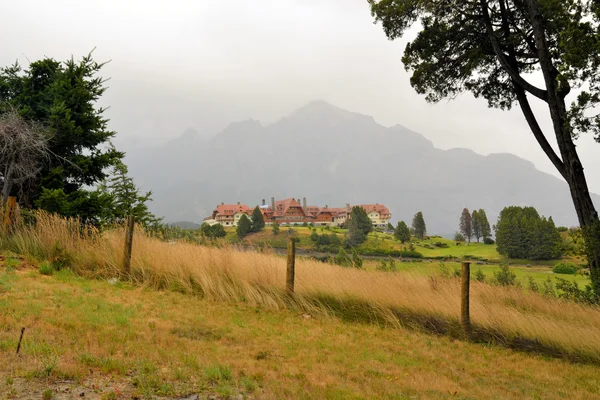 Llaollao hotel in de andes bergen, Patagonië — Stockfoto