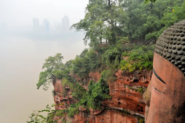 Weltgrößter Buddha mit leshan Skyline — Stockfoto