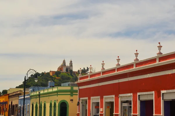 Grande pirâmide acima de Cholula com igreja — Fotografia de Stock