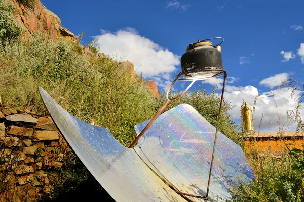 Tea kettle boiling by solar parabolic reflector — Stock Photo, Image