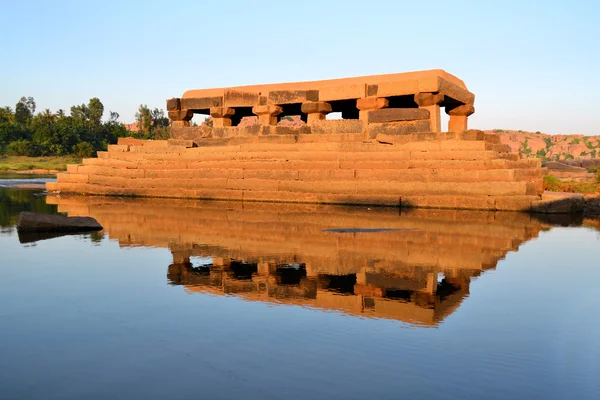 Templo da água no rio Tungabhadra, Índia, Hampi — Fotografia de Stock