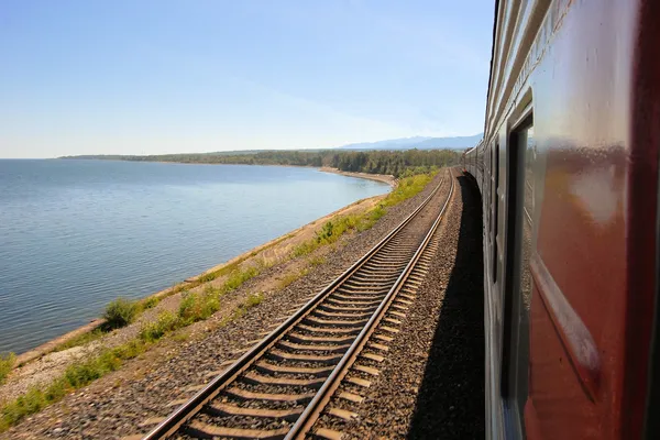 Trans sibiřská železnice vlak, jezero Bajkal, Rusko Stock Snímky