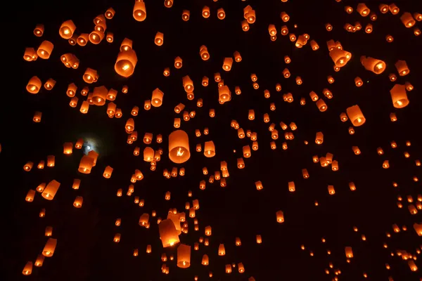Budist gökyüzü kandilleri havai fişek Festivali ışık