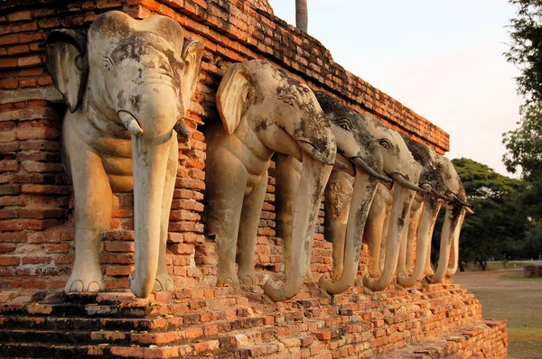 Treinta y nueve elefantes de piedra, Shukhothai, Tailandia —  Fotos de Stock