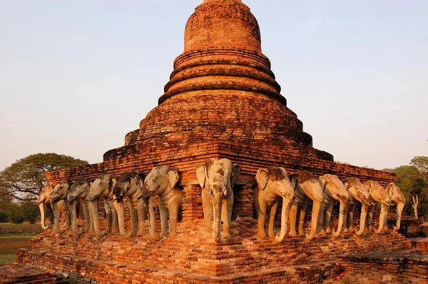 Treinta y nueve elefantes de piedra, Shukhothai, Tailandia —  Fotos de Stock