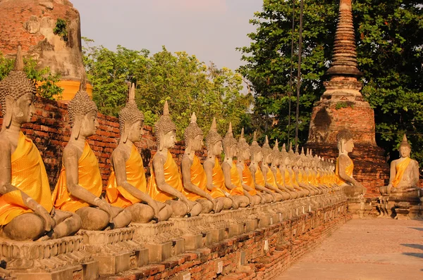 Fila de estatuas de Buda en Wat Putthaisawan, Ayutthaya — Foto de Stock