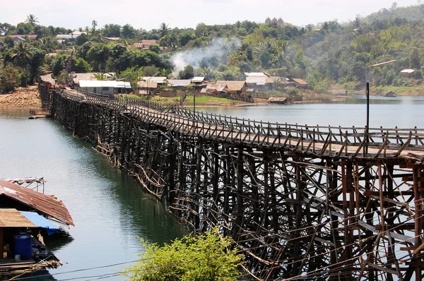 Mon Bridge Uttamanusorn, longest wooden bridge — Stock Photo, Image