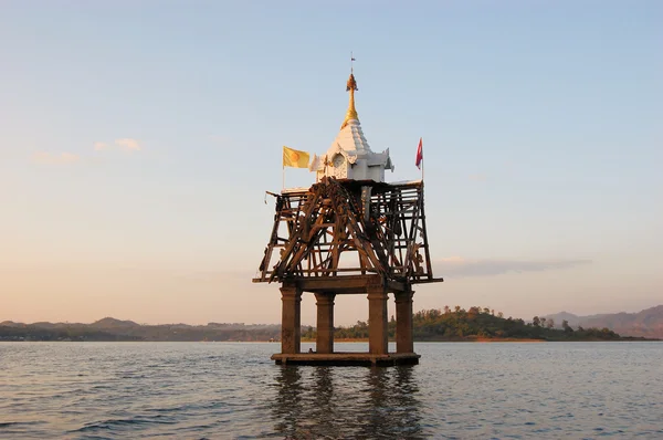 Templo antigo submerso no lago, Tailândia — Fotografia de Stock