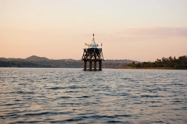 Antika tempel nedsänkt i sjön, thailand — Stockfoto