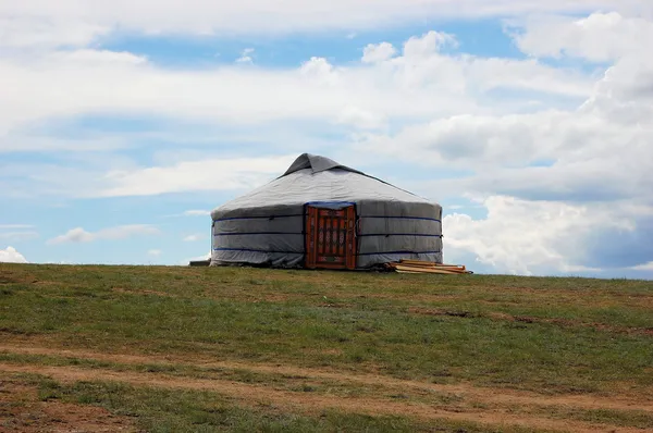 Yurta tradizionale nella steppa mongola — Foto Stock