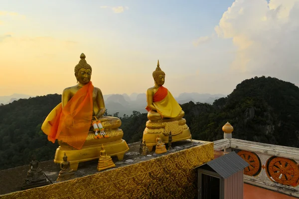 Будды наблюдают закат в горном храме — стоковое фото