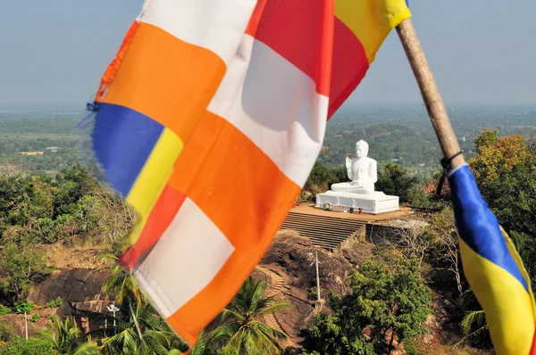 Bandiera buddista e Buddha, Mihintale, Sri Lanka — Foto Stock