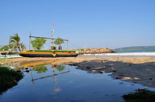 Barco de pesca tradicional do Sri Lanka em cores de bandeira — Fotografia de Stock