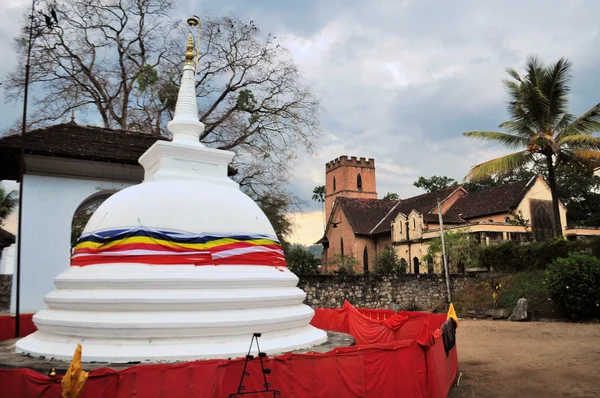 Kyrkan nära buddhistiska tempel, kandy, sri lanka — Stockfoto