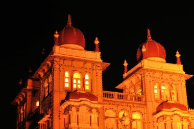 Geceleri aydınlatılan Hindistan'daki Mysore Sarayı