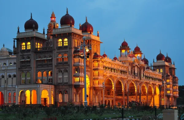 Mysore palast in indien nachts beleuchtet — Stockfoto