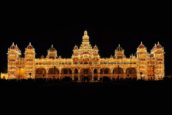 Mysore palast in indien nachts beleuchtet — Stockfoto