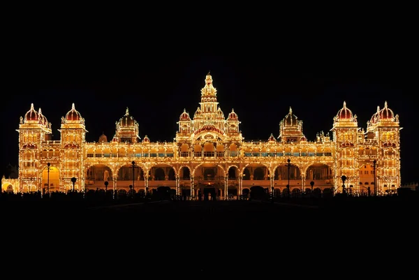 Mysore Palace in India illuminated at night — Stock Photo, Image