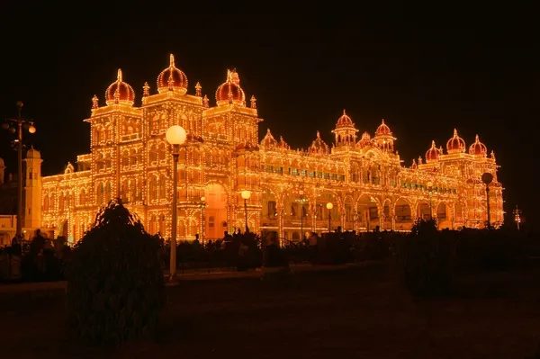 Mysore Palace in India illuminated at night — Stock Photo, Image