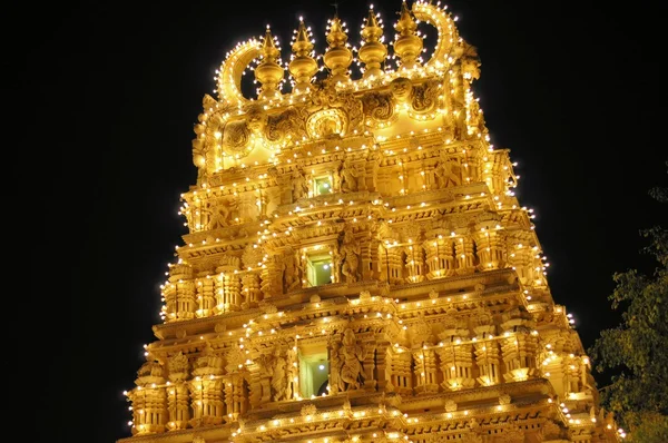 夜に照らされるインドのヒンドゥー教寺院 — ストック写真