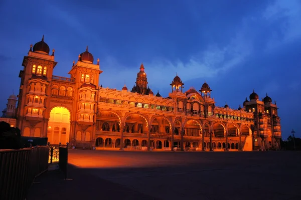 Palacio de Mysore en la India iluminado por la noche —  Fotos de Stock