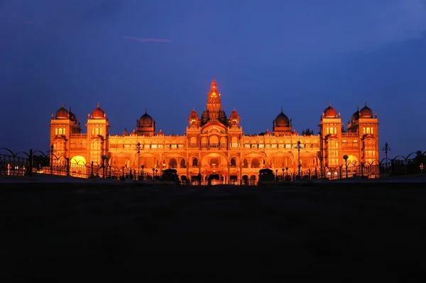 Palácio Mysore na Índia iluminado à noite — Fotografia de Stock