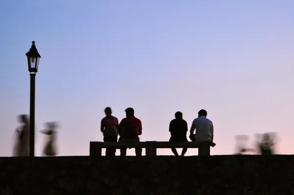 Les gens regardent comme le temps passe au crépuscule — Photo