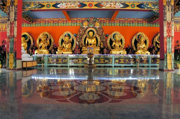 Statue di Buddha in un monastero tibetano — Foto Stock