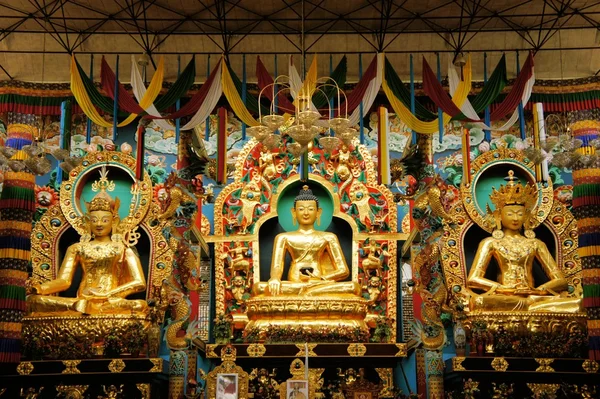 Statues de Bouddha dans un monastère tibétain — Photo