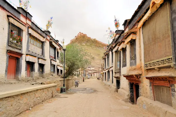 Dzong pevnost a město Gjance v Tibetu. — Stock fotografie