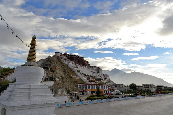 Buddyjska stupa oraz potala Pałac w Tybecie — Zdjęcie stockowe