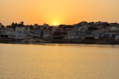 pushkar, Hindistan'ın kutsal kenti gölde Ghats