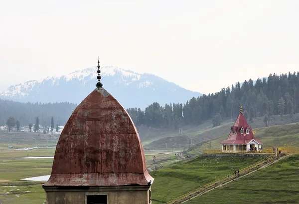 Mesquita e templo hindu nas montanhas de Caxemira — Fotografia de Stock