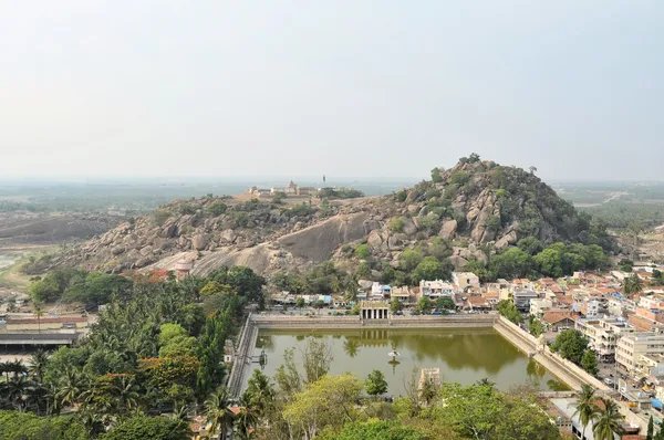 Temple hindou traditionnel avec réservoir en Inde — Photo