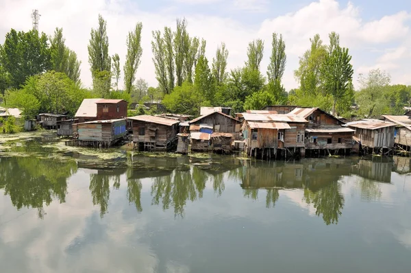 Domy slumu v blízkosti řeky, Srinagaru, Indie — Stock fotografie