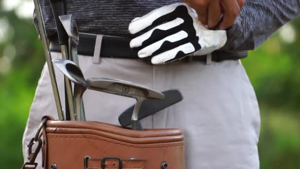 Close Zicht Mens Het Nemen Van Golf Handschoenen — Stockvideo