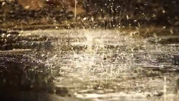 Regen Valt Stoep Tijdens Zomer Zonsondergang — Stockvideo