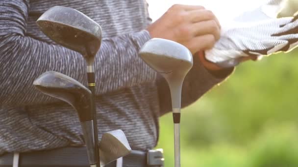 Közeli Kép Férfi Viselt Kesztyű Közelében Golftáska — Stock videók