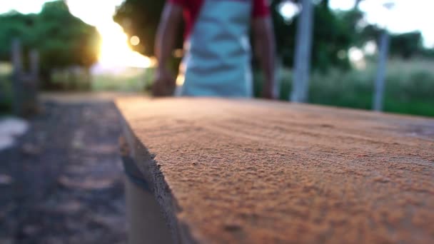 Nahaufnahme Des Zimmermanns Beim Holzplankenschleifen Bei Sonnenuntergang — Stockvideo