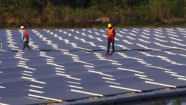Inženýři Instalaci Solárních Panelů — Stock video