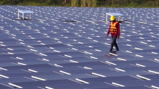 Инженеры Устанавливающие Солнечные Панели — стоковое видео