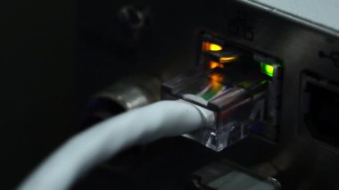 Kabloların ve veri sunucusunun görüntülerini kapat 