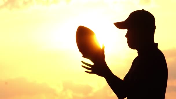 Zwolniony Film Sylwetką Mężczyzny Grającego Futbol Amerykański Zachodzie Słońca — Wideo stockowe