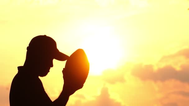 Zpomalené Záběry Muže Silueta Hrající Americký Fotbal Při Západu Slunce — Stock video