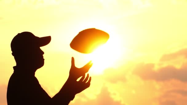 Séquence Ralenti Homme Silhouette Jouant Football Américain Coucher Soleil — Video