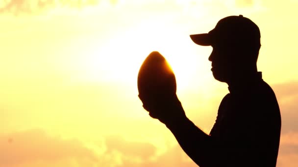 Zwolniony Film Sylwetką Mężczyzny Grającego Futbol Amerykański Zachodzie Słońca — Wideo stockowe