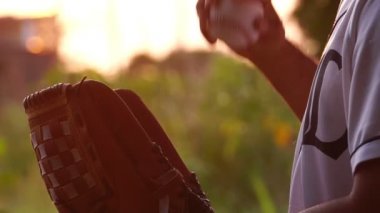 Beyzbol eldivenli bir adam topu tutuyor.