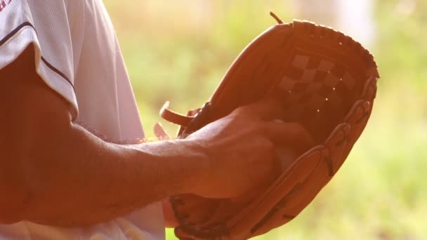 Άνδρας Κρατώντας Μπάλα Στο Γάντι Του Μπέιζμπολ — Αρχείο Βίντεο